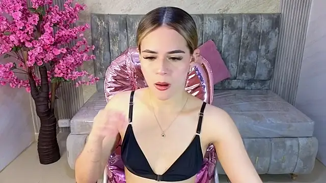 Snapshot of lilith4_s chatting on 11/23/25, 08:08 lilith4 s online show from 11/23/25, 08:08