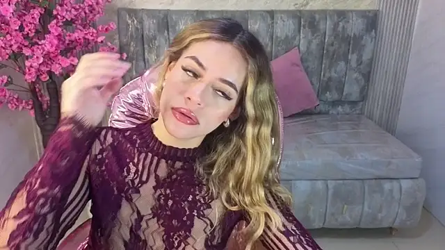 Snapshot of lilith4_s chatting on 11/25/25, 01:11 lilith4 s online show from 11/25/25, 01:11