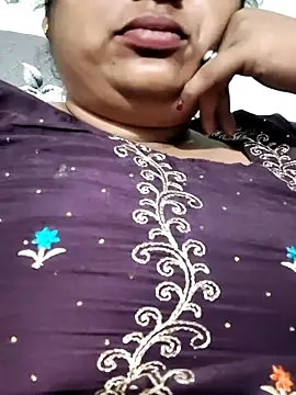 Snapshot of Mmm143 chatting on 09/30/25, 04:34 Mmm143 online show from 09/30/25, 04:34