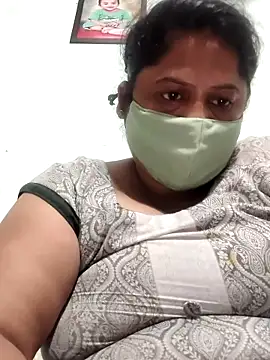 Snapshot of Mmm143 chatting on 10/04/25, 02:15 Mmm143 online show from 10/04/25, 02:15