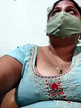 Snapshot of Mmm143 chatting on 10/15/25, 05:18 Mmm143 online show from 10/15/25, 05:18