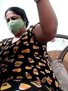 Snapshot of Mmm143 chatting on 10/19/25, 09:43 Mmm143 online show from 10/19/25, 09:43