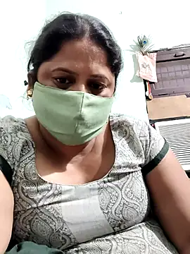 Snapshot of Mmm143 chatting on 10/19/25, 09:48 Mmm143 online show from 10/19/25, 09:48