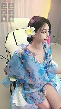 Snapshot of lulu5211 chatting on 10/18/25, 12:06 lulu5211 online show from 10/18/25, 12:06