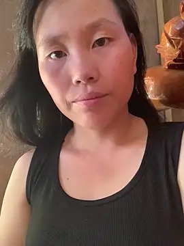 Snapshot of huong-18 chatting on 10/17/25, 07:55 huong-18 online show from 10/17/25, 07:55