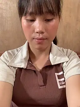 Snapshot of huong-18 chatting on 10/20/25, 04:24 huong-18 online show from 10/20/25, 04:24