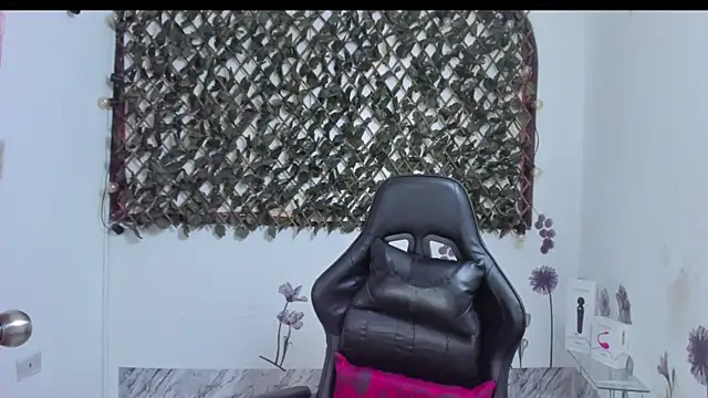 Snapshot of Luna021_1 chatting on 10/17/25, 06:43 Luna021 1 online show from 10/17/25, 06:43