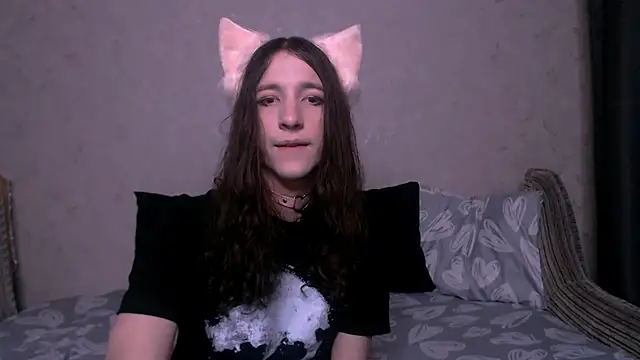 Snapshot of SilverMuse_ chatting on 10/04/25, 02:20 SilverMuse  online show from 10/04/25, 02:20