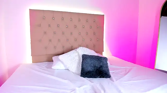 Hayley  Roberts online show from 10/17/25, 06:54