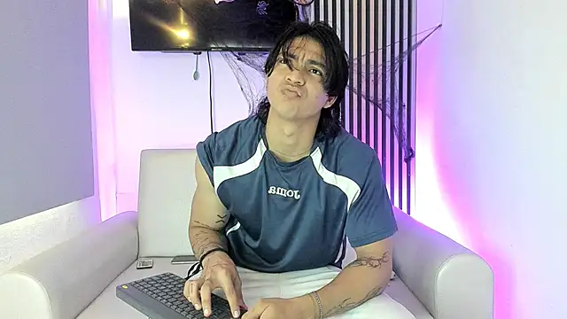 Snapshot of toji_luxxer chatting on 10/25/25, 08:14 toji luxxer online show from 10/25/25, 08:14