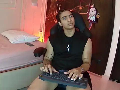 Snapshot of toji_luxxer chatting on 10/30/25, 02:57 toji luxxer online show from 10/30/25, 02:57