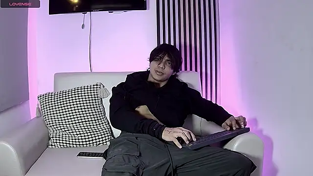 Snapshot of toji_luxxer chatting on 11/06/25, 12:44 toji luxxer online show from 11/06/25, 12:44