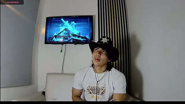 Snapshot of toji_luxxer chatting on 11/11/25, 04:34 toji luxxer online show from 11/11/25, 04:34