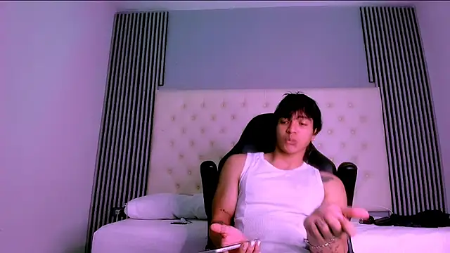 Snapshot of toji_luxxer chatting on 11/13/25, 02:54 toji luxxer online show from 11/13/25, 02:54