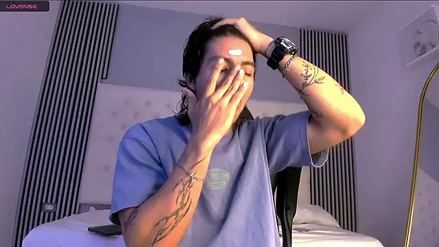 Snapshot of toji_luxxer chatting on 11/17/25, 08:14 toji luxxer online show from 11/17/25, 08:14