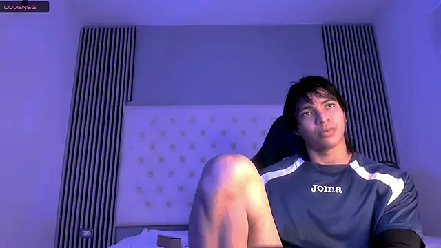 Snapshot of toji_luxxer chatting on 11/19/25, 08:31 toji luxxer online show from 11/19/25, 08:31