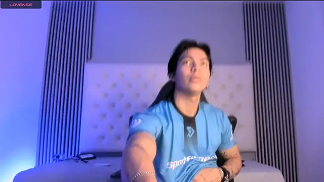 Snapshot of toji_luxxer chatting on 11/26/25, 04:24 toji luxxer online show from 11/26/25, 04:24