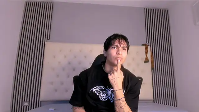 Snapshot of toji_luxxer chatting on 11/28/25, 08:44 toji luxxer online show from 11/28/25, 08:44