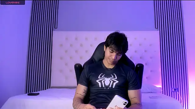 Snapshot of toji_luxxer chatting on 12/01/25, 03:11 toji luxxer online show from 12/01/25, 03:11