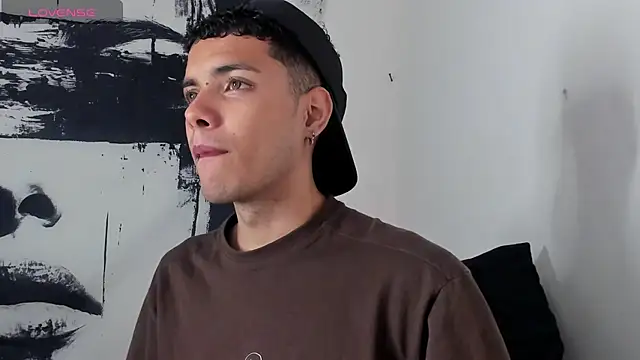 Snapshot of Avaggi chatting on 10/11/25, 09:24 Avaggi online show from 10/11/25, 09:24