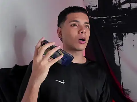 Snapshot of Avaggi chatting on 10/20/25, 10:32 Avaggi online show from 10/20/25, 10:32