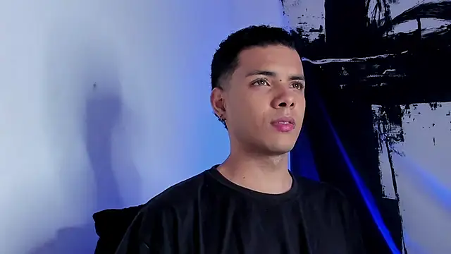 Snapshot of Avaggi chatting on 10/21/25, 10:54 Avaggi online show from 10/21/25, 10:54