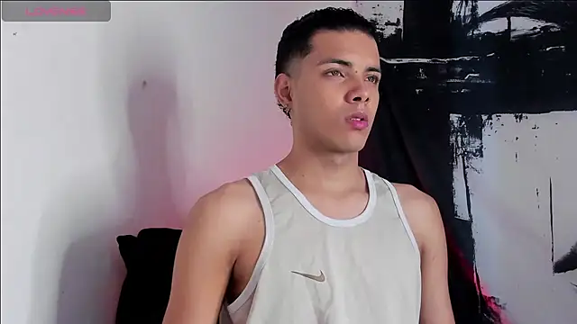 Snapshot of Avaggi chatting on 10/27/25, 09:19 Avaggi online show from 10/27/25, 09:19