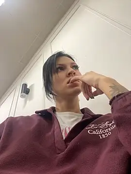 EmmaStarkk online show from 10/17/25, 04:15