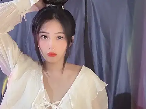 Snapshot of Lyly4757 chatting on 10/12/25, 02:49 Lyly4757 online show from 10/12/25, 02:49