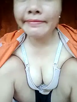 Snapshot of emilyzz chatting on 11/02/25, 02:03 emilyzz online show from 11/02/25, 02:03