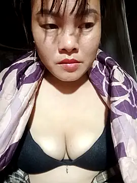 Snapshot of emilyzz chatting on 11/03/25, 02:13 emilyzz online show from 11/03/25, 02:13