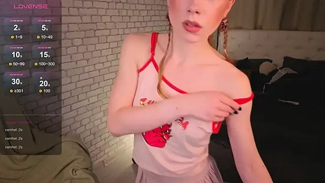 Snapshot of KarenSmitht chatting on 10/26/25, 04:02 KarenSmitht online show from 10/26/25, 04:02