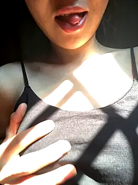 Snapshot of Bella_sexy98 chatting on 11/24/25, 04:45 Bella sexy98 online show from 11/24/25, 04:45