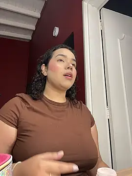 Snapshot of krisstenSantos chatting on 10/16/25, 11:44 krisstenSantos online show from 10/16/25, 11:44