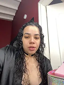 Snapshot of krisstenSantos chatting on 10/21/25, 12:17 krisstenSantos online show from 10/21/25, 12:17