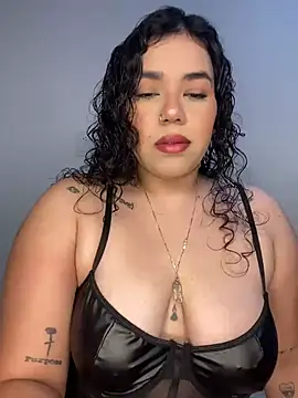 Snapshot of krisstenSantos chatting on 11/05/25, 12:27 krisstenSantos online show from 11/05/25, 12:27