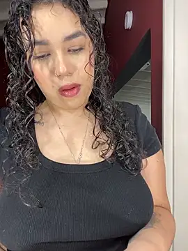 Snapshot of krisstenSantos chatting on 11/07/25, 12:49 krisstenSantos online show from 11/07/25, 12:49