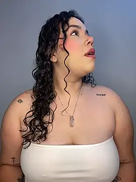 Snapshot of krisstenSantos chatting on 11/11/25, 12:05 krisstenSantos online show from 11/11/25, 12:05