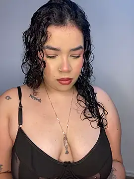 Snapshot of krisstenSantos chatting on 11/13/25, 12:15 krisstenSantos online show from 11/13/25, 12:15