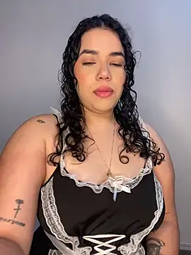 Snapshot of krisstenSantos chatting on 11/18/25, 12:20 krisstenSantos online show from 11/18/25, 12:20