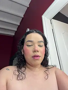 Snapshot of krisstenSantos chatting on 12/16/25, 12:43 krisstenSantos online show from 12/16/25, 12:43