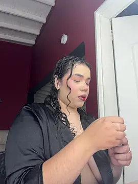 Snapshot of krisstenSantos chatting on 12/17/25, 12:55 krisstenSantos online show from 12/17/25, 12:55