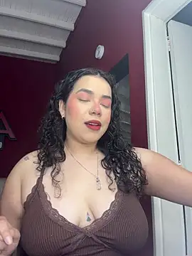 Snapshot of krisstenSantos chatting on 12/18/25, 12:33 krisstenSantos online show from 12/18/25, 12:33