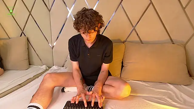 Tayler Floyd online show from 09/18/25, 04:20