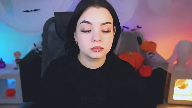 leslierowe  online show from 10/19/25, 11:44