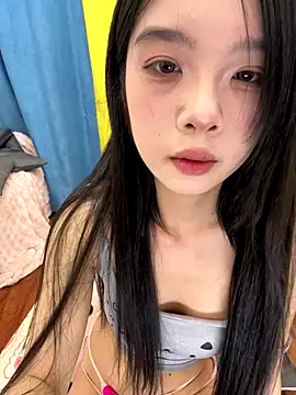 Snapshot of qiqi_x chatting on 11/19/25, 12:49 qiqi x online show from 11/19/25, 12:49