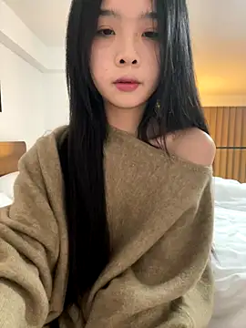 Snapshot of qiqi_x chatting on 12/18/25, 02:45 qiqi x online show from 12/18/25, 02:45