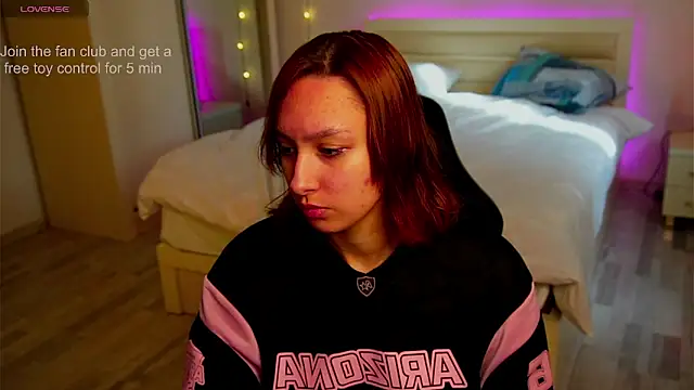 Snapshot of LilyannRosse chatting on 10/26/25, 07:03 LilyannRosse online show from 10/26/25, 07:03