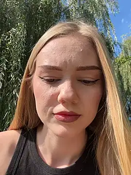 Snapshot of MilaMoone chatting on 09/17/25, 10:39 MilaMoone online show from 09/17/25, 10:39