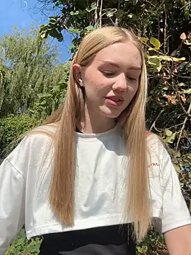 MilaMoone online show from 09/25/25, 10:30